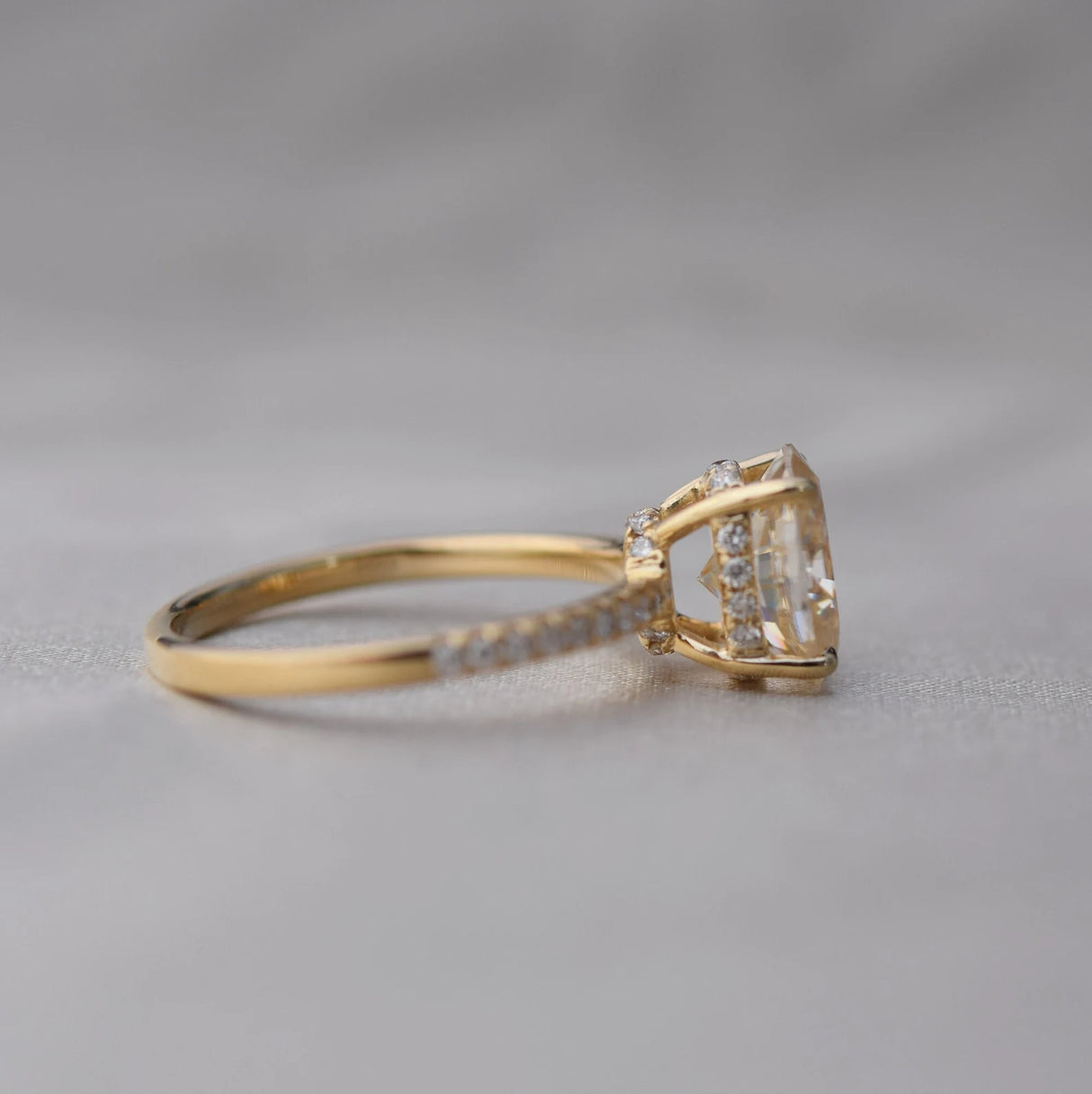 Nhẫn Blake Hidden Halo Oval