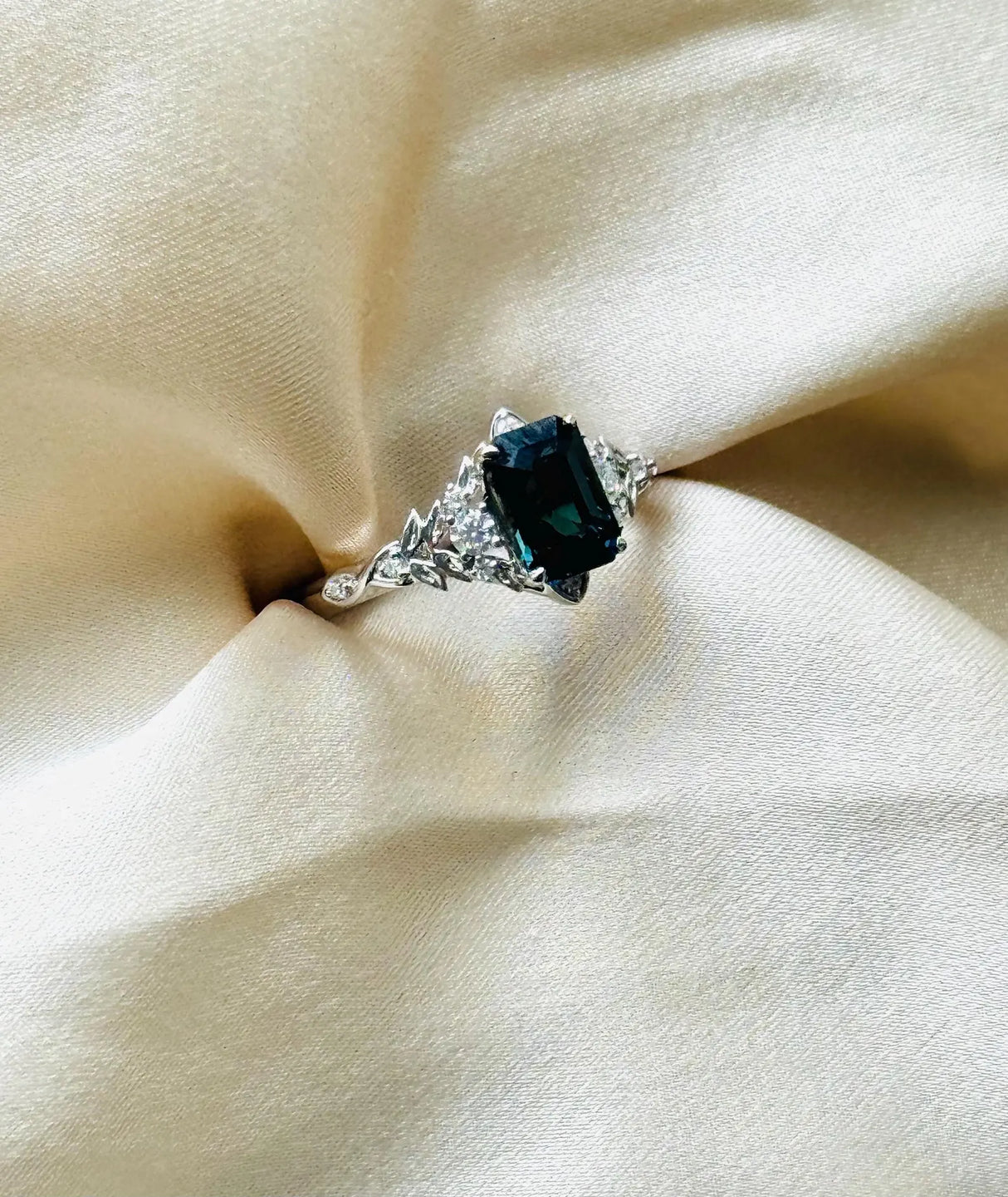 Nhẫn Eowen – Emerald Cut Fantasy