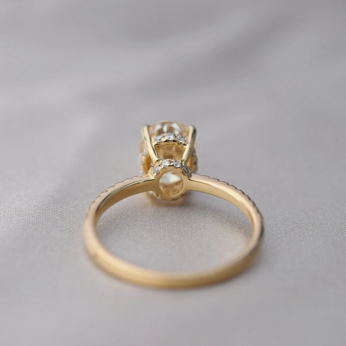 Nhẫn Blake Hidden Halo Oval