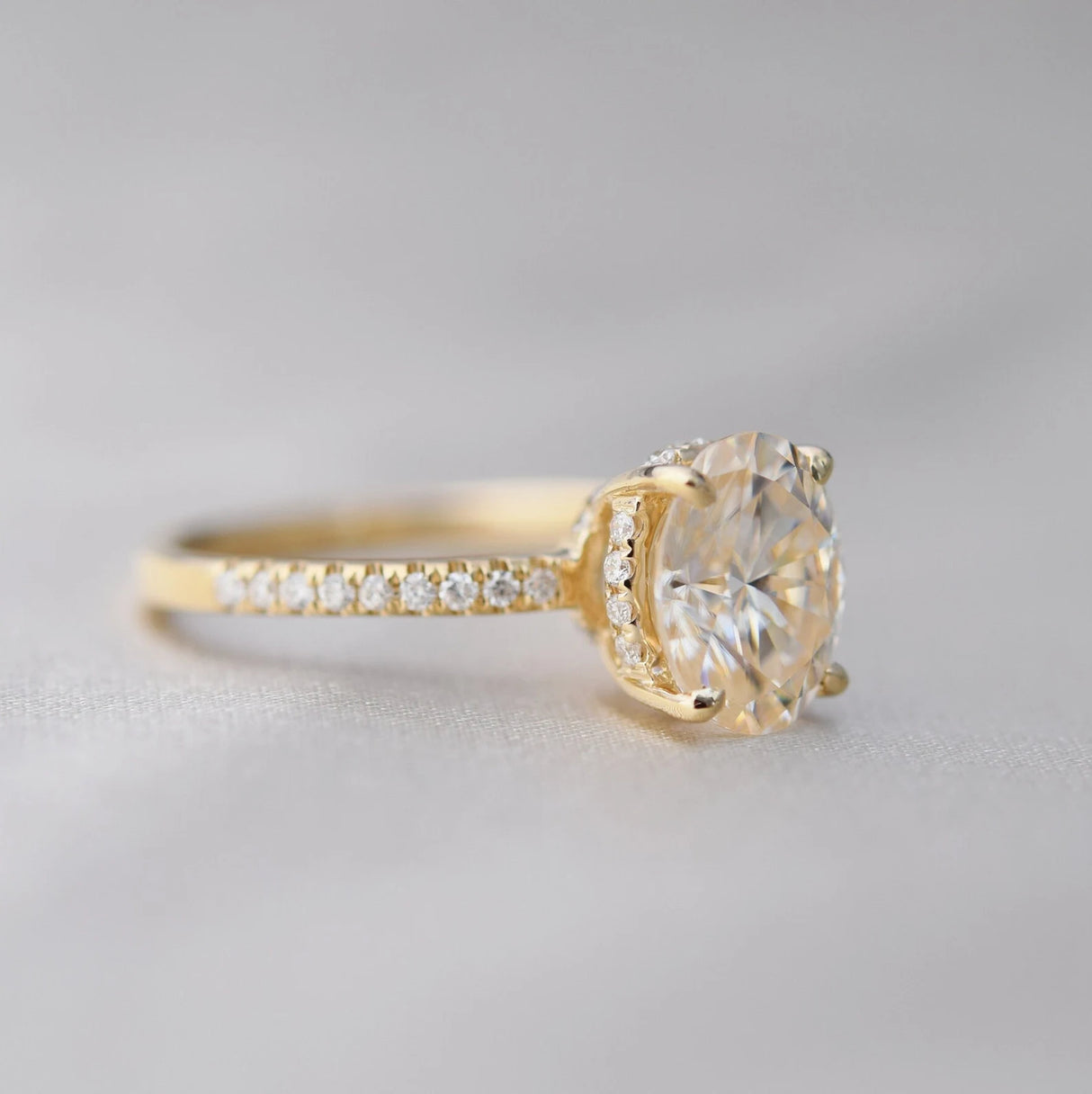 Nhẫn Blake Hidden Halo Oval