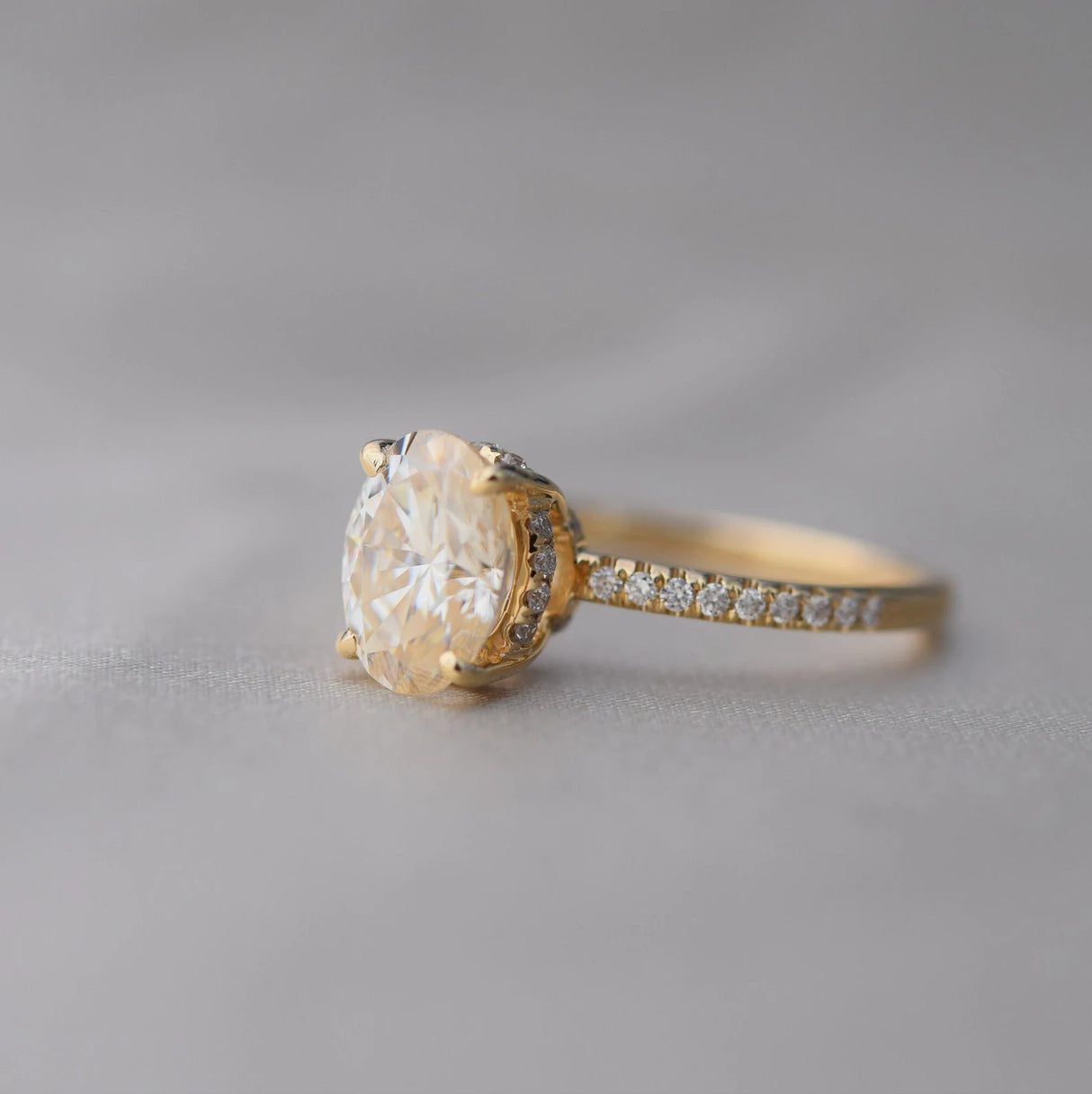 Nhẫn Blake Hidden Halo Oval