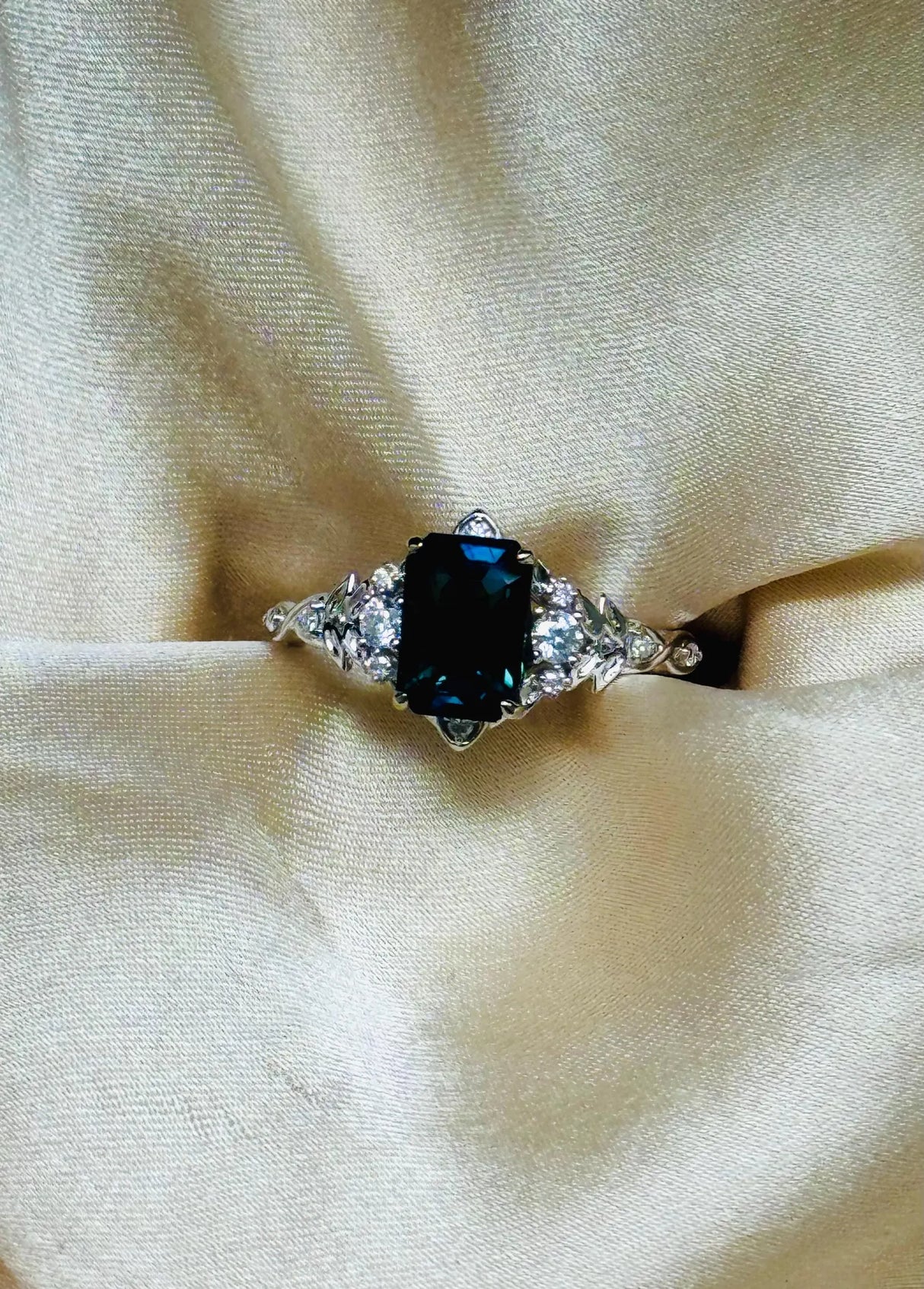 Nhẫn Eowen – Emerald Cut Fantasy